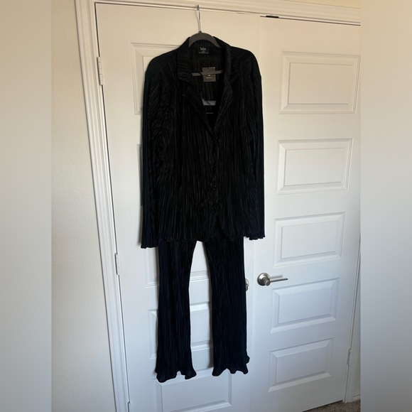 Dressed in LALA Long Sleeve Plissé Set in Black - Picture 3 of 9